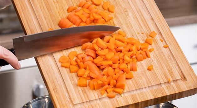 Barfen - Karotten schneiden