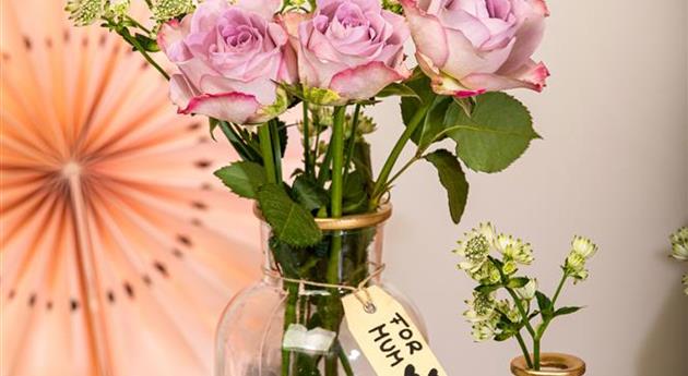 Muttertag - Blumen in Vasen