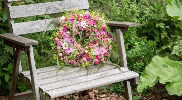 Blumenkranz auf Holzstuhl