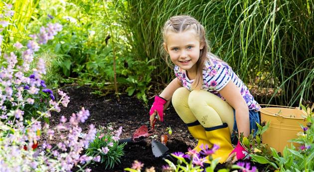 Kind im Garten - Gartenarbeit