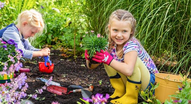 Kinder im Garten - Gartenarbeit