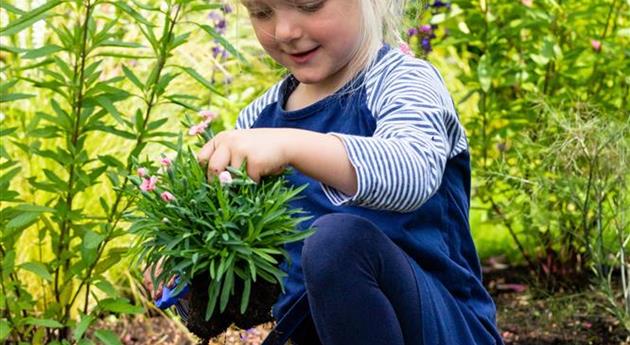 Kind im Garten - Gartenarbeit